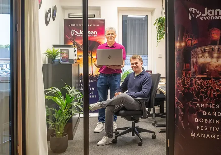 Henri en Leon aan het werk bij Jansen Evenementen
