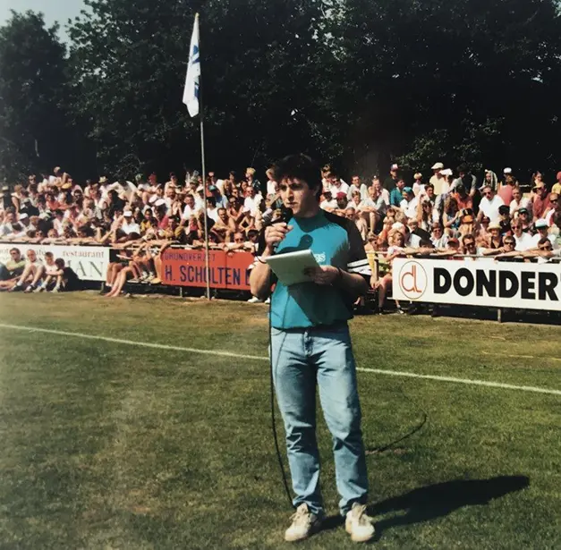 Henri Jansen vroeger als speaker langs het veld